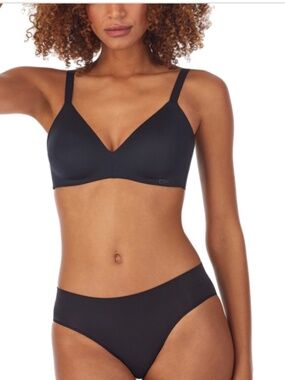 DKNY Women's Active Comfort Bra in Black with Adjustable Staps and Soft Coverage